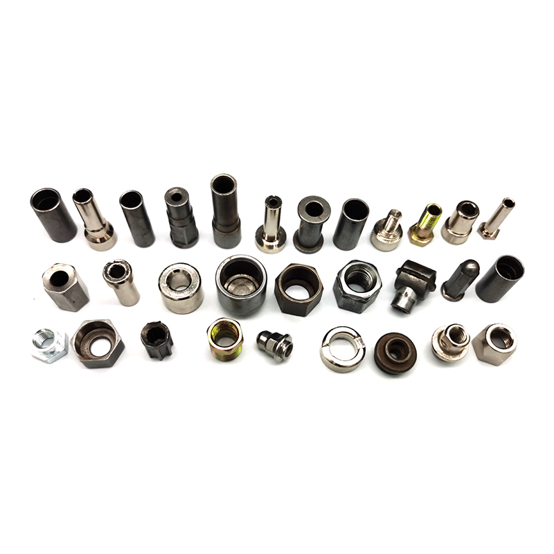 Co dělá chladné a horké kované spojovací prvky nezbytné v průmyslových aplikacích?